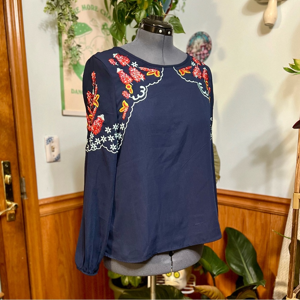 Women’s Size Large Emery Rose Beautifully Embroidered Blouse